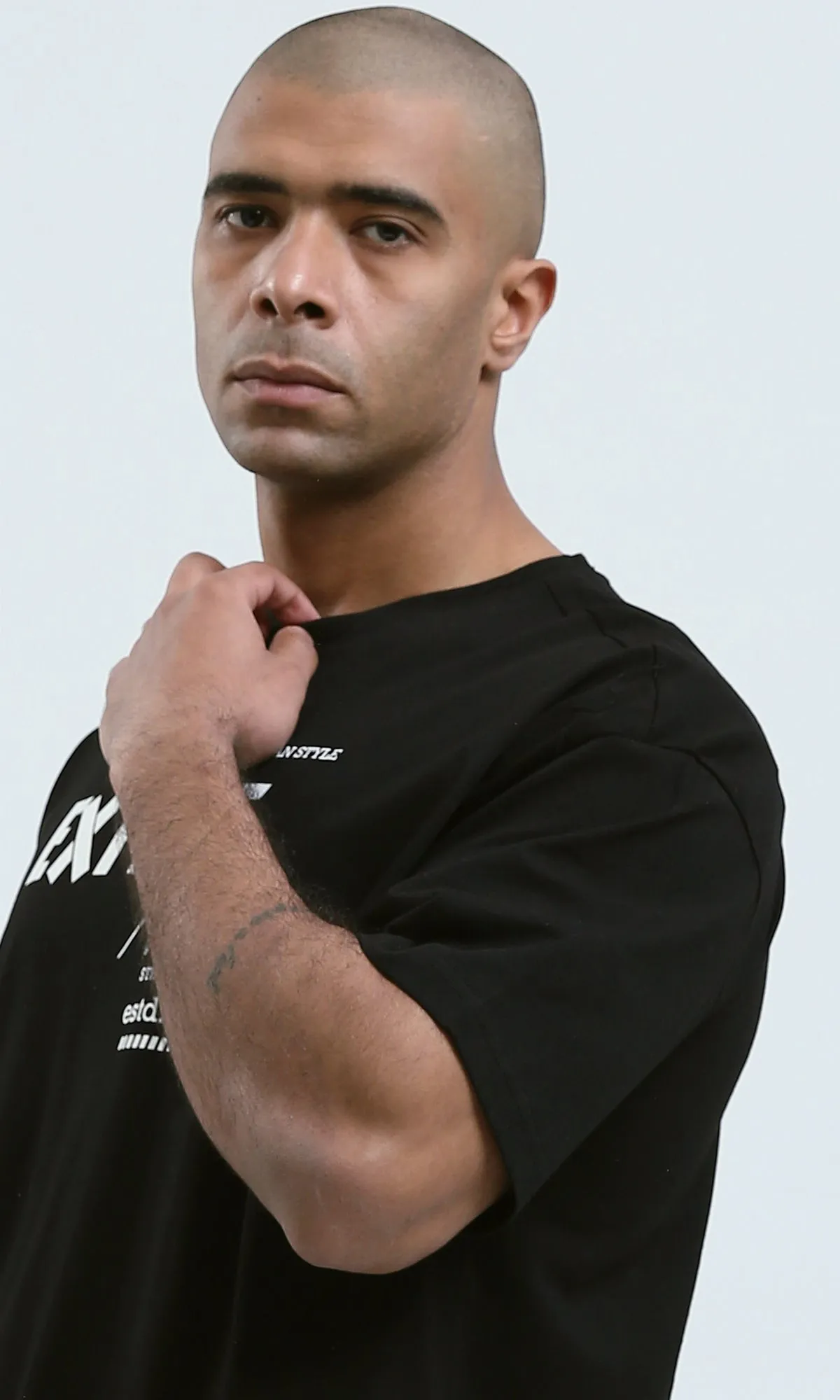 O178979 - Round Neck Elbow Sleeves Black Printed Tee